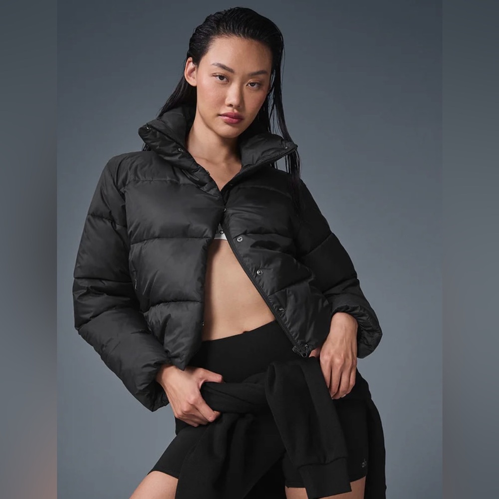 Alo yoga gold rush puffer. Size small. Color Black